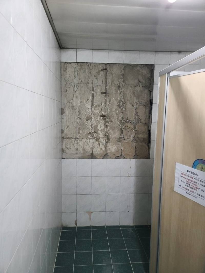 일산서구 후곡마을 샤워기 수전 주변 배부른 타일 긴급 해체 및 당일 원상복구
